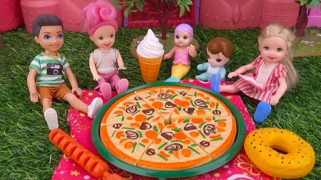 芭比和朋友露营吃披萨