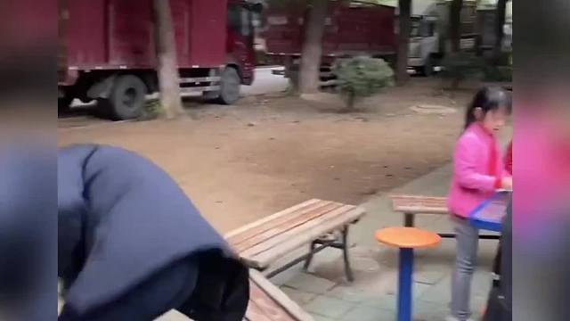 老爷爷：“我就是想去捡一下瓶子而已……