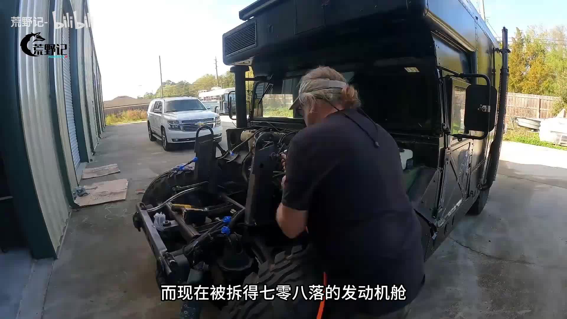 小伙将一辆军用悍马急救车改装成越野房车