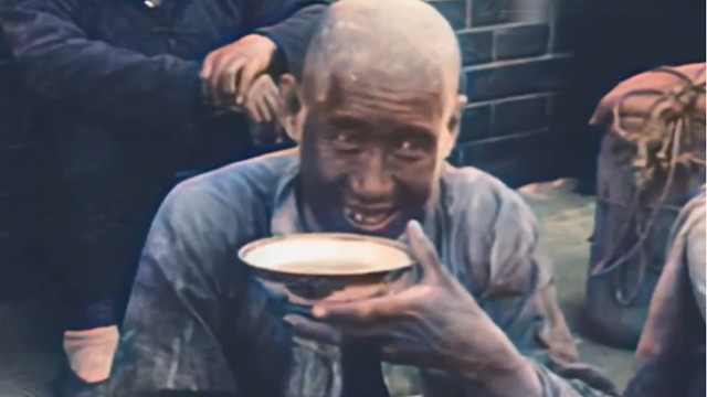 1929年民国穷人吃东西的真实影像，看到工人的食物后，瞬间破防