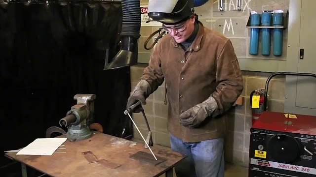 神奇的水下焊接技术，金属在水里如何融化？看到工人操作后懂了