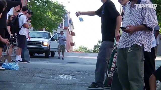 剧情连续反转的滑板跳远挑战，为了一万美刀的奖励，两个人拼了