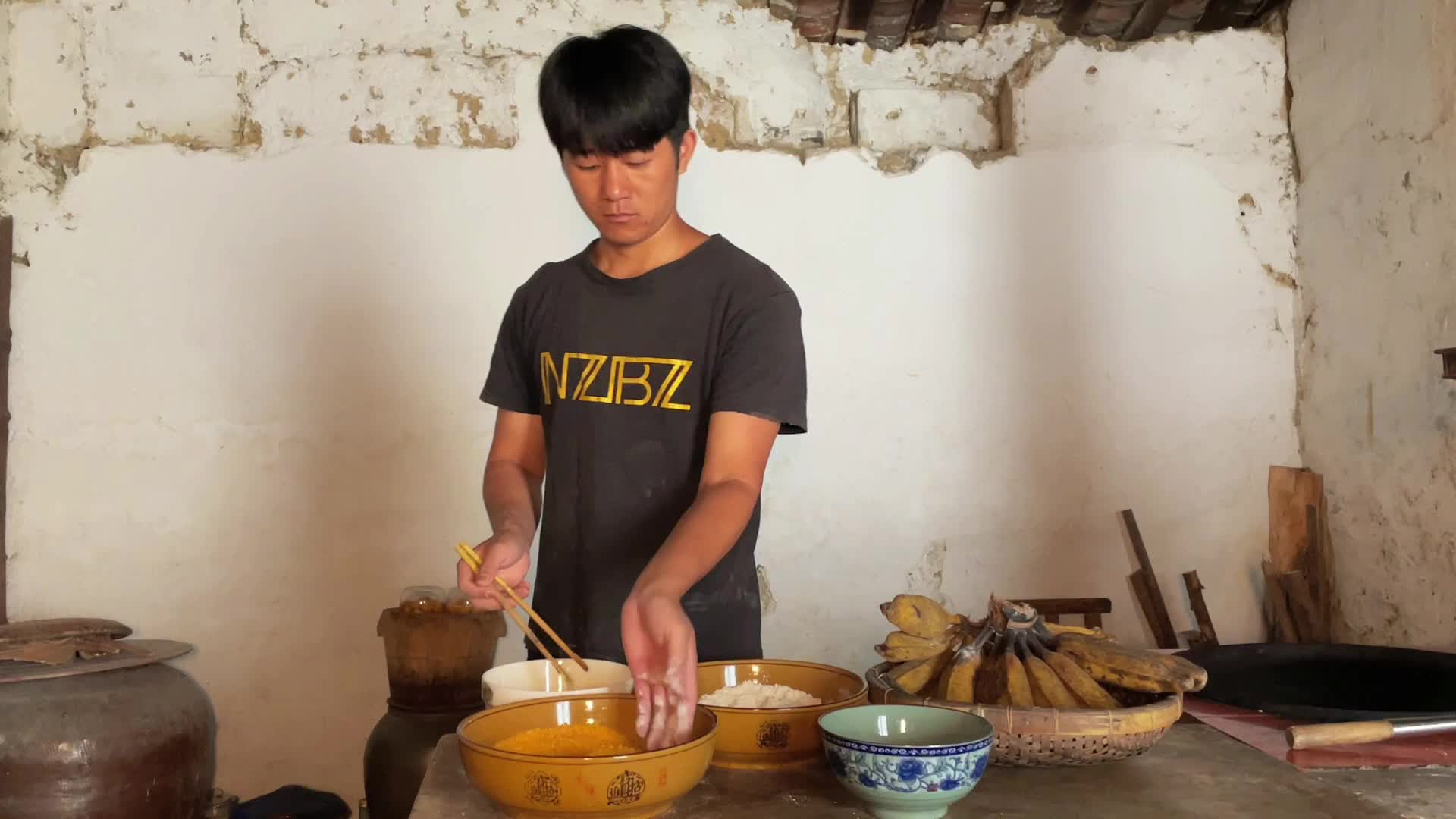 芭蕉炸起来，香气四溢，口感酥脆，每一口都是满