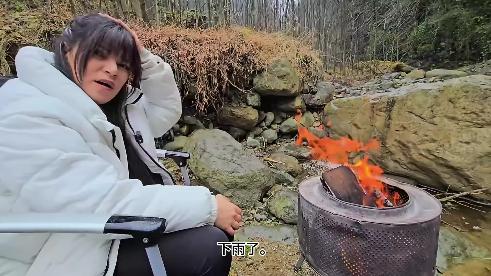 夫妻二人开着超级越野房车，在荒野百米高的瀑布之地驻扎，太爽了吧