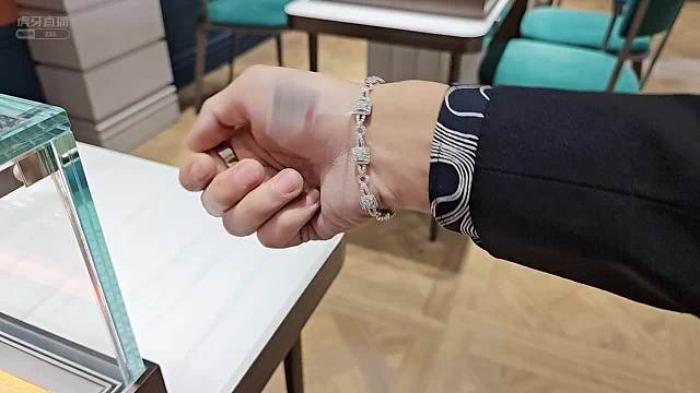 这手链太好看了，主要是我妈不给我买!