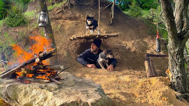 带上我的狗在野外生存，建造出地穴庇护所，将其改善一番更奢华了