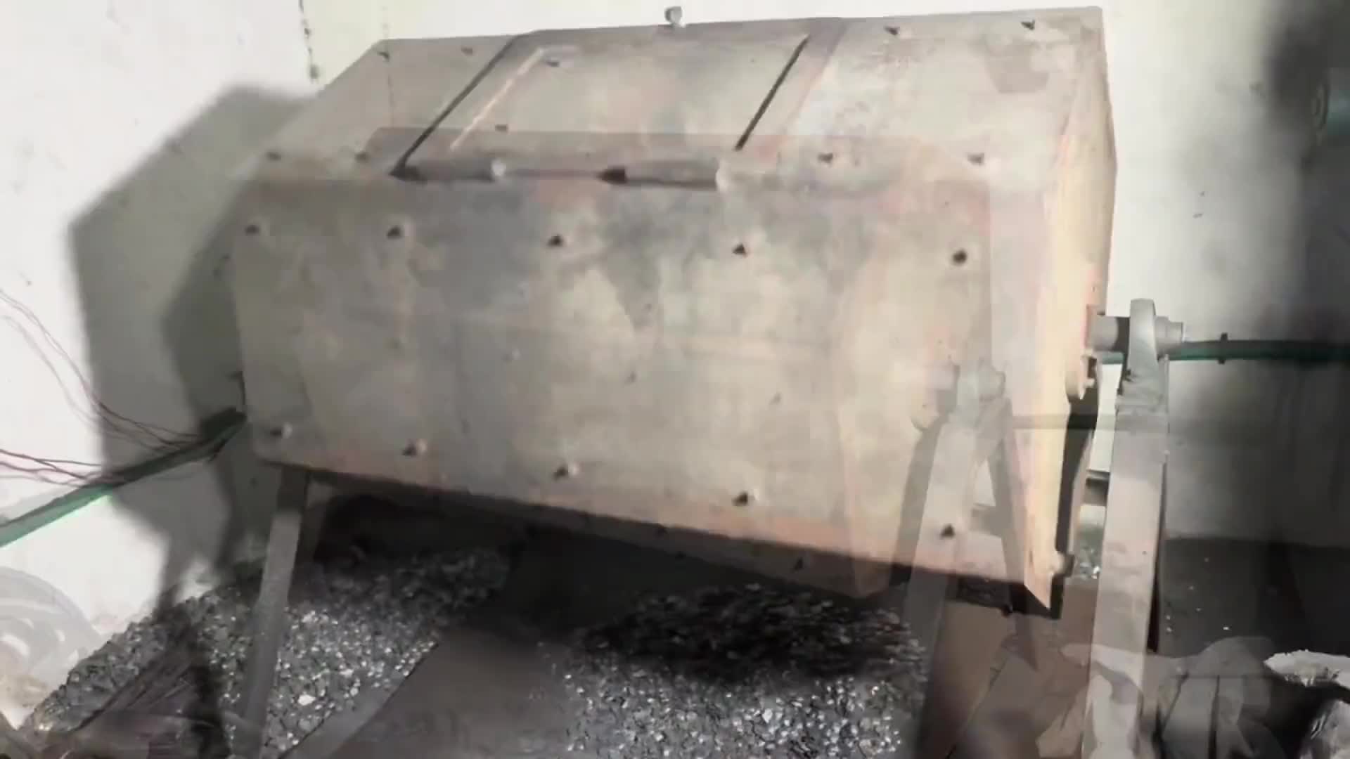 巴铁师傅在简陋的小作坊加工制造摩托车刹车片全过程