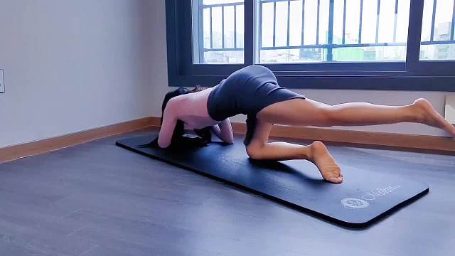 #正常瑜伽动作无不良引导#跟着美女学瑜伽