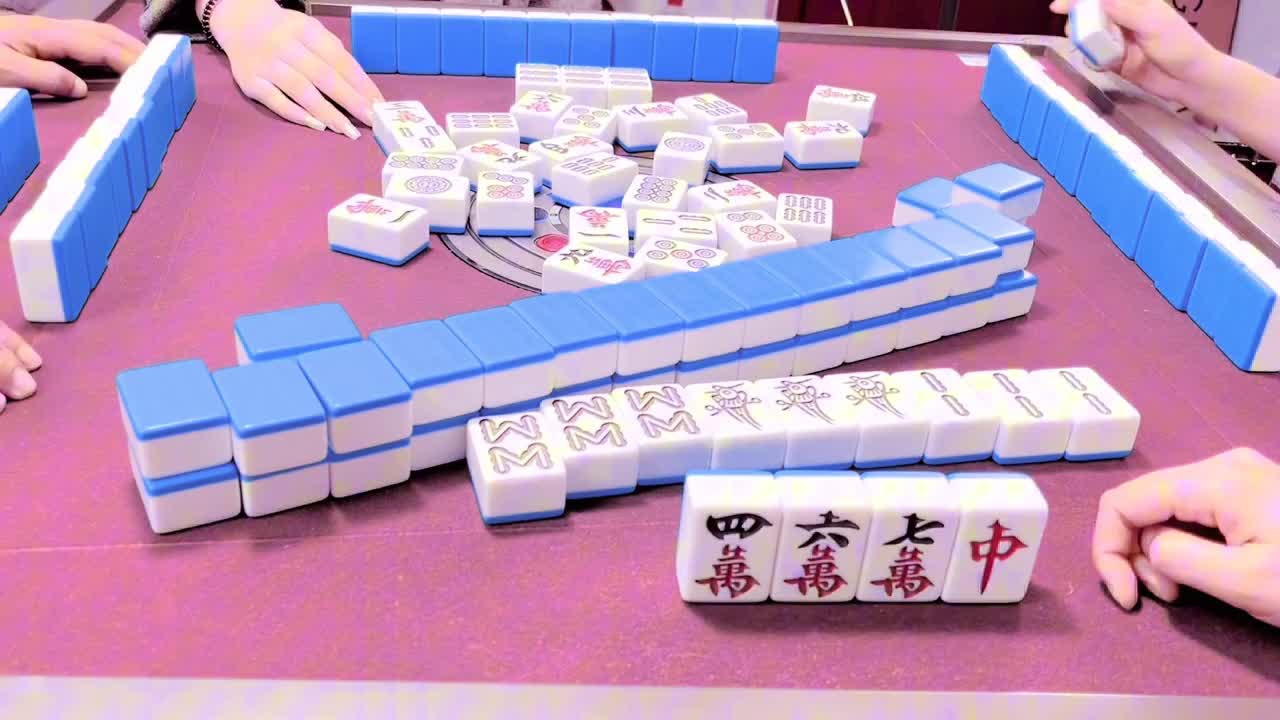 红中麻将：杠是真多呀#打麻将的小仙女 #打麻将 #小麻将解心宽 #麻将