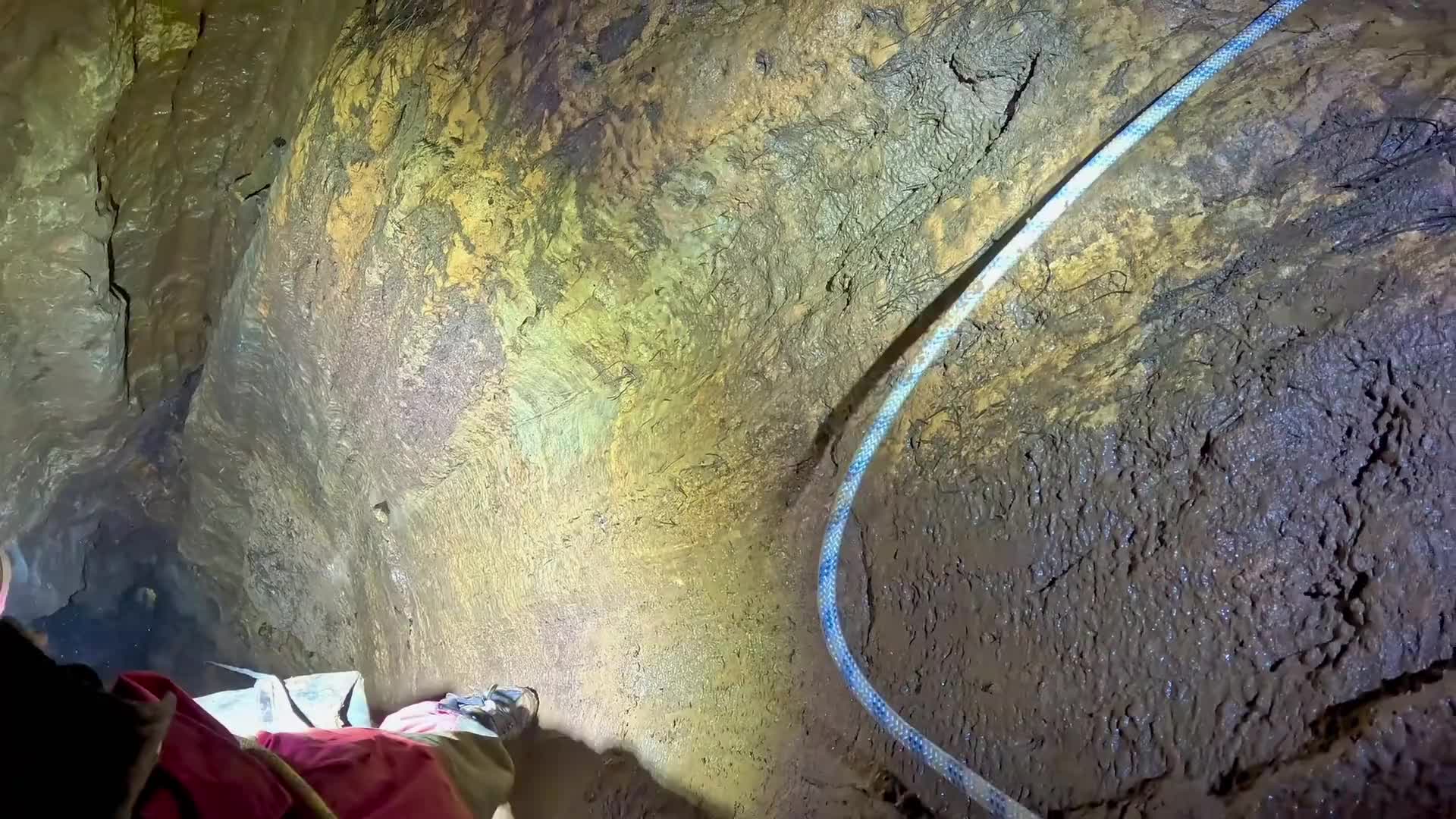 寻找三十年前掉下去的失踪18岁少女.#神秘探险#洞穴探险#马帮主