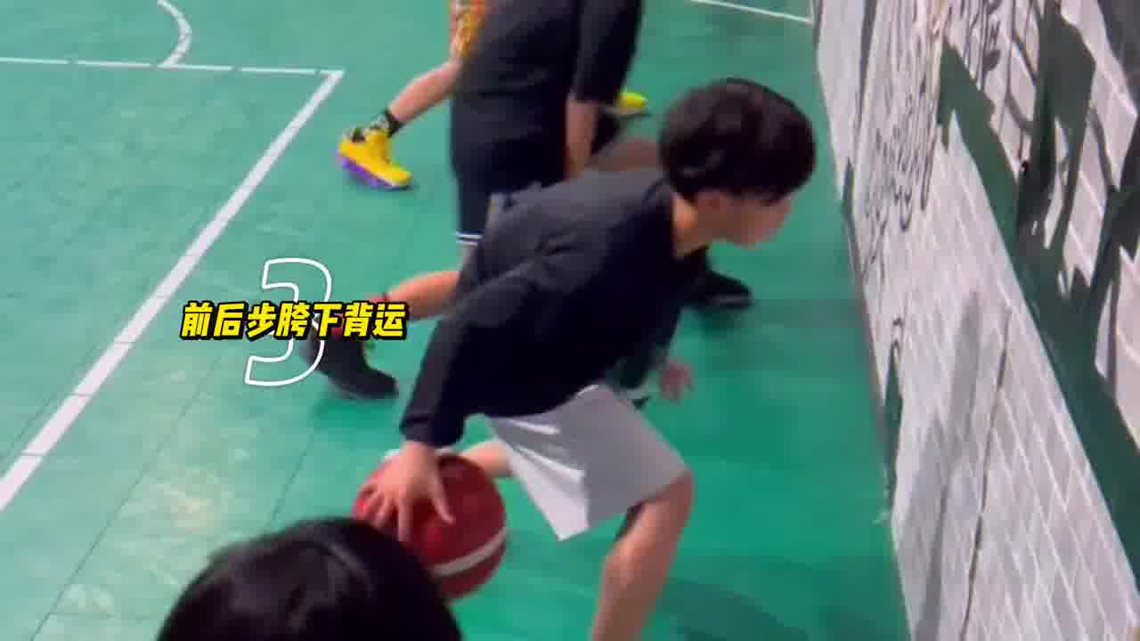 球龄1年你应该练哪些控球动作？ 快收藏起来检查自己还有什么动作没有练吧。
#街球 #自由球风 #控球