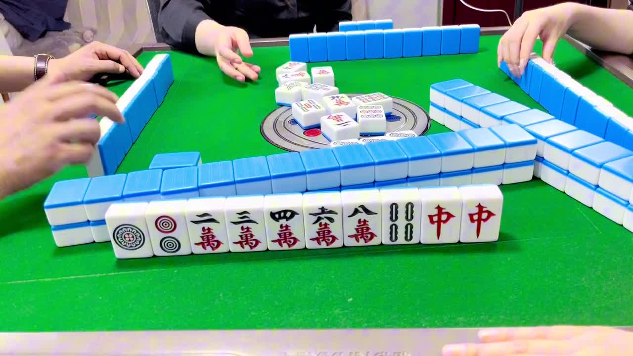 红中麻将：五一约起来。#小麻将解心宽 #打麻将的小仙女 #打麻将 #红中麻将