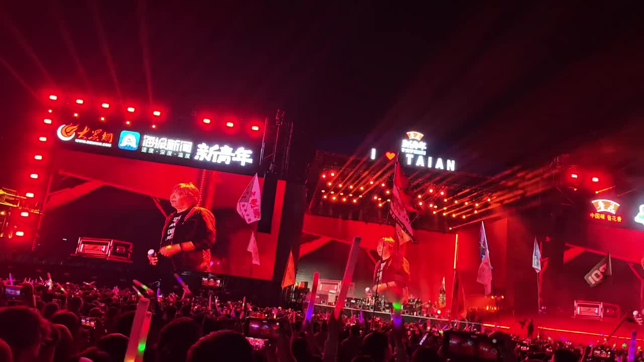 #音乐节现场 #老狼 #万人合唱