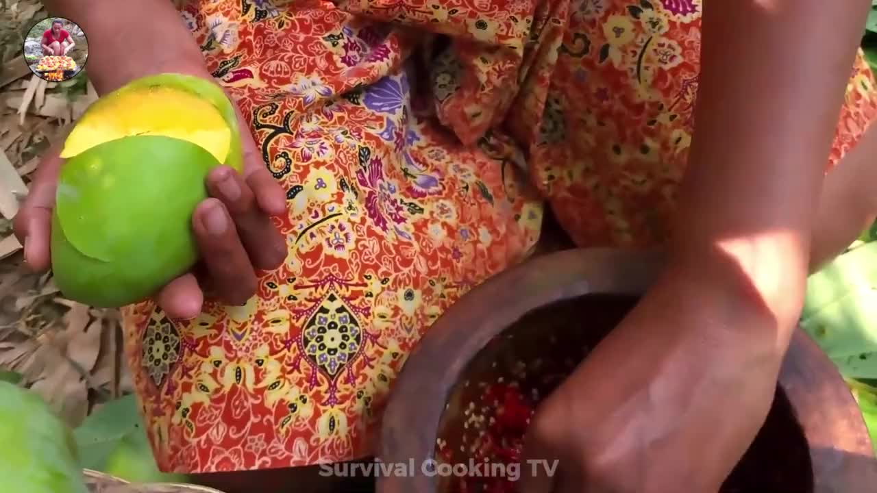 令人垂涎欲滴的黄色芒果吃起来美味，配上辣盐辣椒