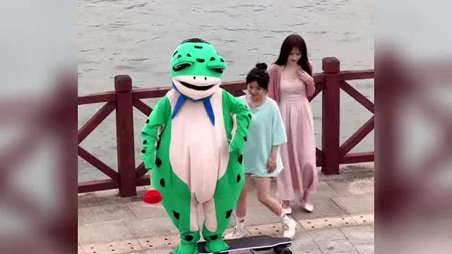 青蛙玩偶为卖崽各显神通竟然卷起来了