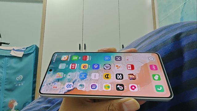 IQOO Z9turbo屏幕真机对比强过旗舰机