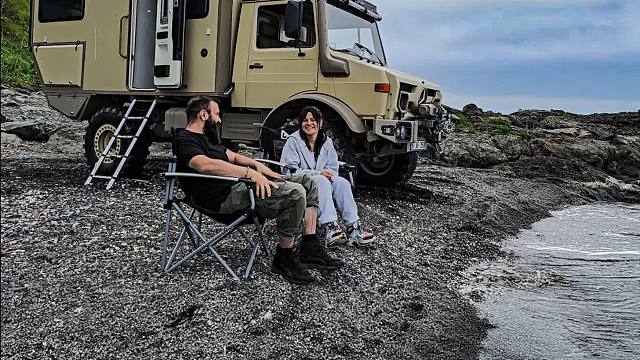 夫妻二人驾驶超大越野房车，来到海边野炊露营，车里过夜才是真舒服