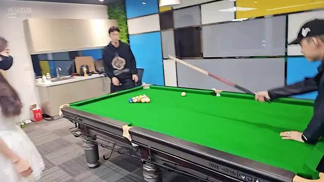 面试的女主播以前是台球助教？让我来测测她的实力！