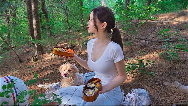 收拾好饭盒去后山野餐| 弗托玛基、克罗夫勒今天我带了一个回家的视频博客 虽然风徐徐吹着，但这几天却很