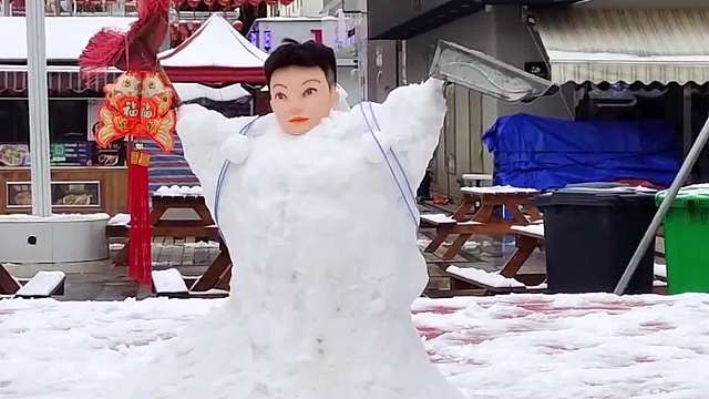 年轻人堆雪人主打的就是一个离谱 年轻人堆雪人主打的就是一个离谱