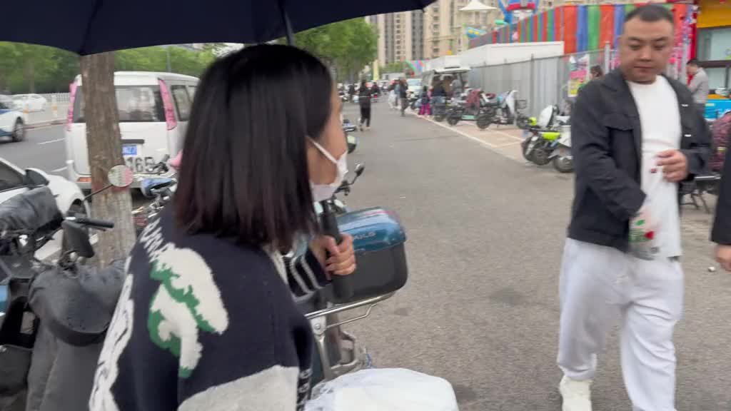 出摊提拉米苏时突然下雨了，本来想不出摊了，但老妈的毅力绝了 #创业摆摊 #奋斗 #生活vlog