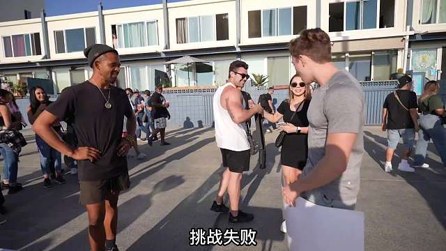 极限街头臂力器挑战，谁能掰弯臂力器，钱就是你的