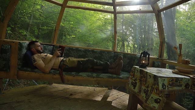 丛林中建造出不少的庇护所，选了个最能看全景的一个，居住太爽了