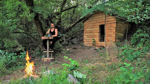 进入远离城市喧嚣的丛林庇护所，制作捕鱼工具烹饪，极致享受的生活