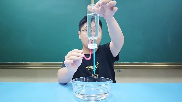 弯管伸进去的长度要比直管长！你能解释原因吗！