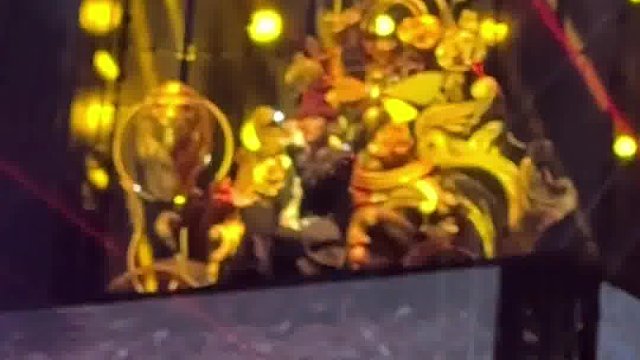 小时候只能在CD机里听到你，现在能坐在第一排看到你了