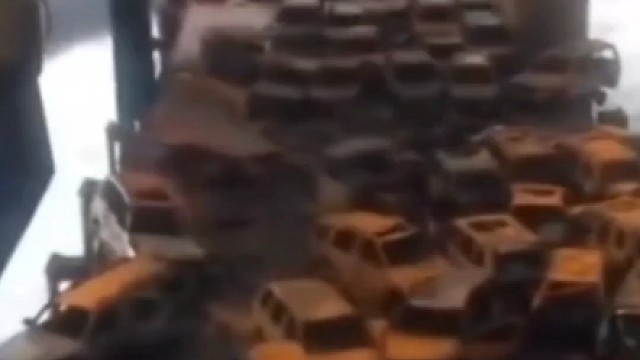 看到电车起火，你敢去救火吗 #汽车知识 #每天一个用车知识 #新能源汽车