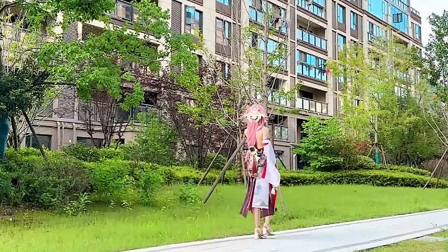 153. 下楼丢垃圾的时候看到小区有个网红在拍视频？这是cos的谁啊？