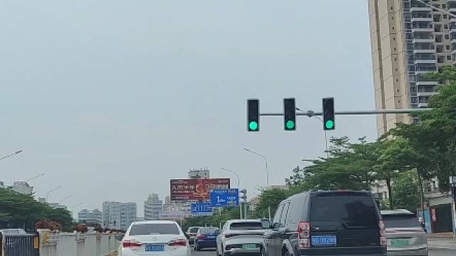 开车不小心掉进水里，如何快速自救#汽车掉水#车内自救 #安全出行