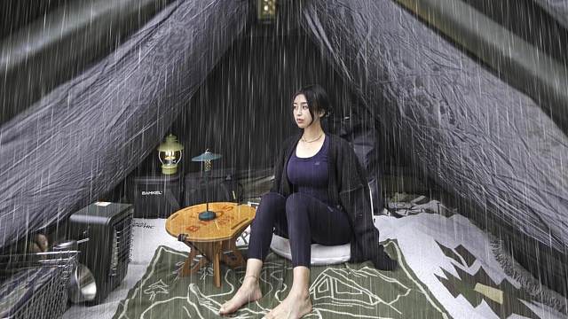 三角形状的单人帐篷，听着雨声悠闲地独自雨中野营！雨声露营 / 森林车营 / 亚亚