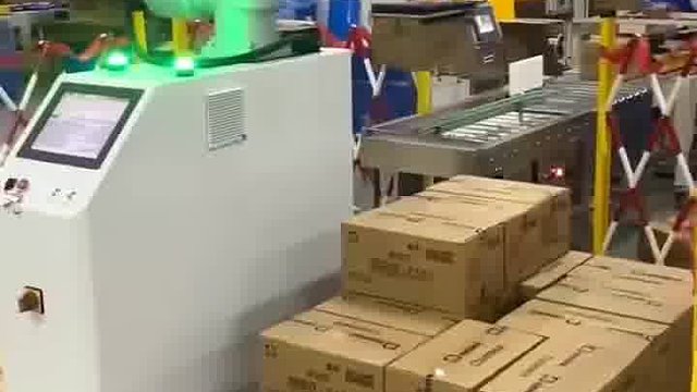 协作机器人纸箱体码垛机是一种自动化设备，主要用于工业生产线上完成纸箱包装产品的堆叠（码垛）工作