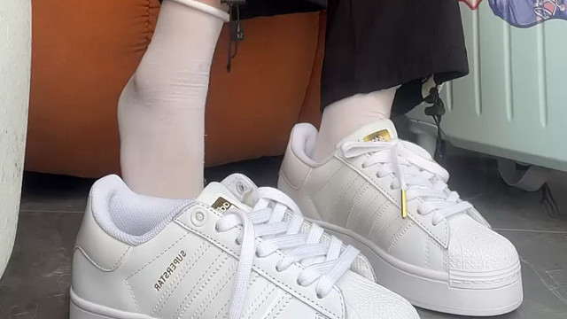 “爱情多少钱啊 超过三块我就去买辣条了”