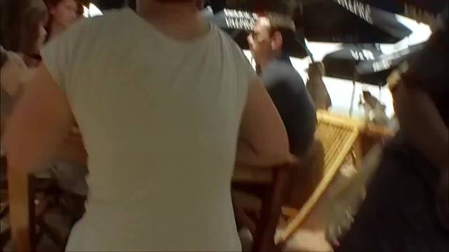 南非狒狒嚣张跋扈，每天定点洗劫大排档，游客敢怒不敢言