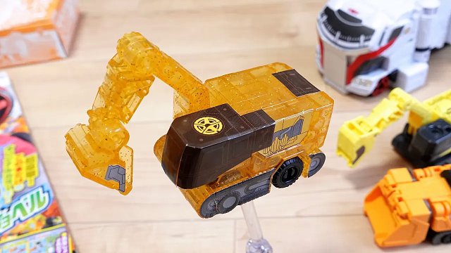 【leon试玩】有专用合体音！爆上战队儿童游戏书赠品 超级奔奔铲车测评