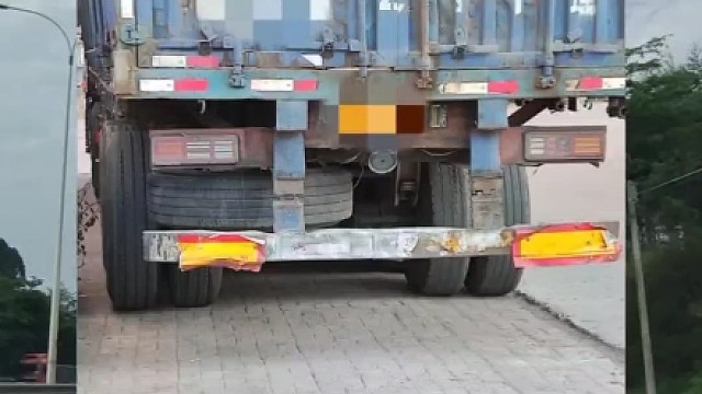 大货车后面的保险杠有什么用？#汽车知识  #每天一个用车知识