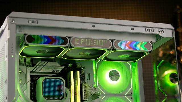 爱国者四块屏幕的魔方水冷搭配星璨大岚海景房电脑案例