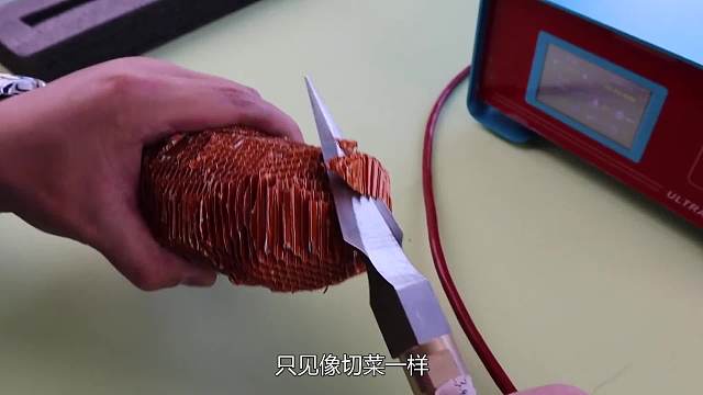 什么是超声波刀？国外小伙用塑料进行测试，有趣的事情出现了