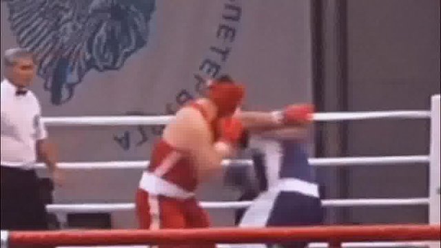 前手干扰，压重心打外线拳