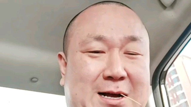 老兵连线飞龙，野马对自己的话表示并不怕，自己很少直播不是赠流量