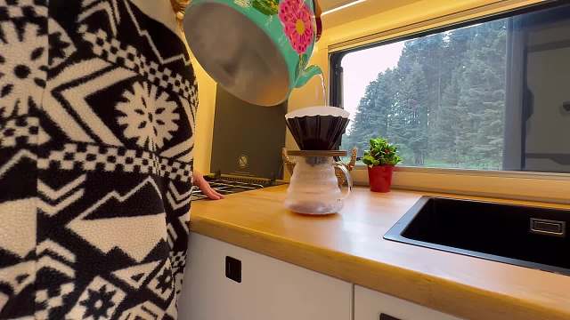 这才是真资格的土豪夫妻，开着百万房车，在野外享受极致奢华