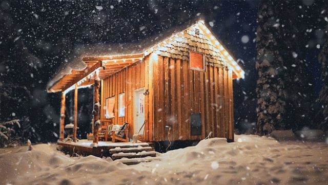 在舒适的离网小屋里，经历了一场美丽的暴风雪，夜晚是刺骨的寒冷。