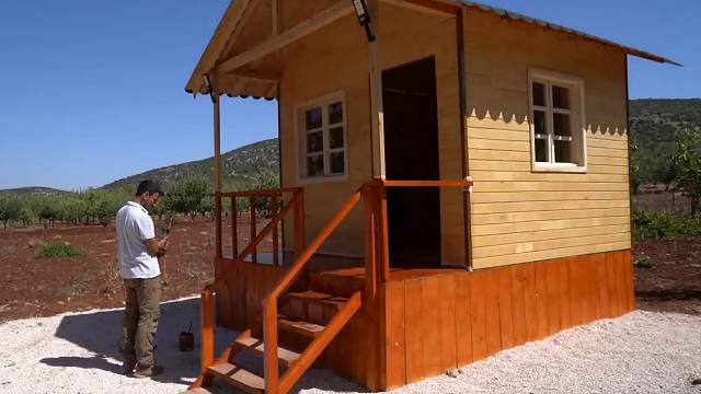 我要独自看守千亩农场，周围没有居住条件，只好自盖了套木屋！