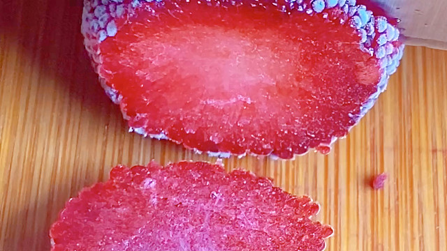 切冷冻杨梅，声音沙沙的～