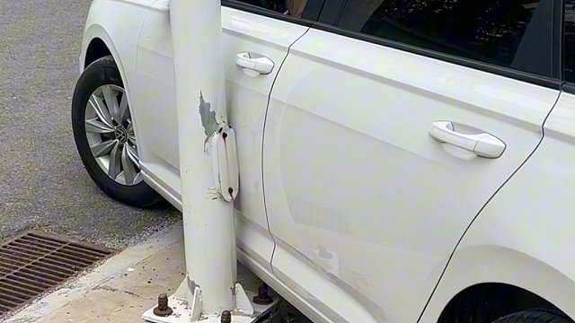 开车不小心碰到障碍物！你知道如何避免二次刮蹭吗