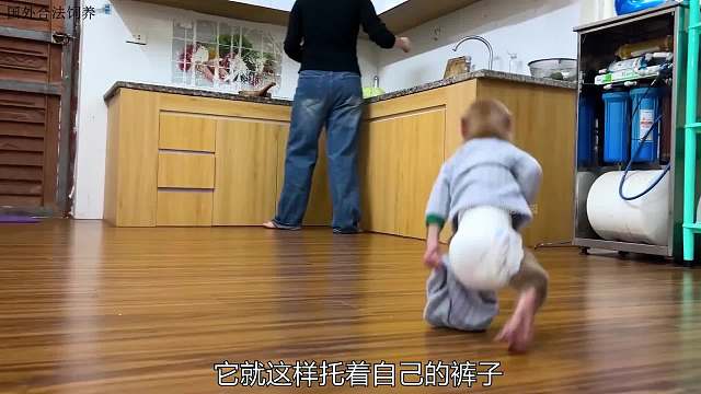 小猴子尿床找妈妈帮忙，实在太好玩了