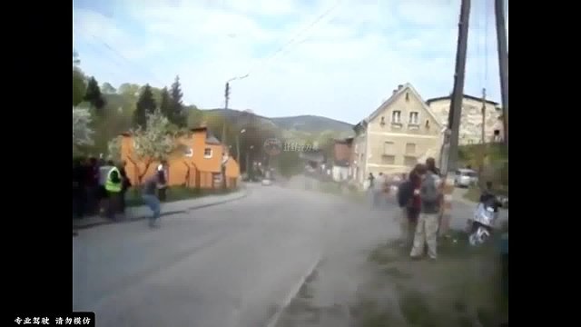 在没有防护的天然赛道上不断挑战车子与车手的极限